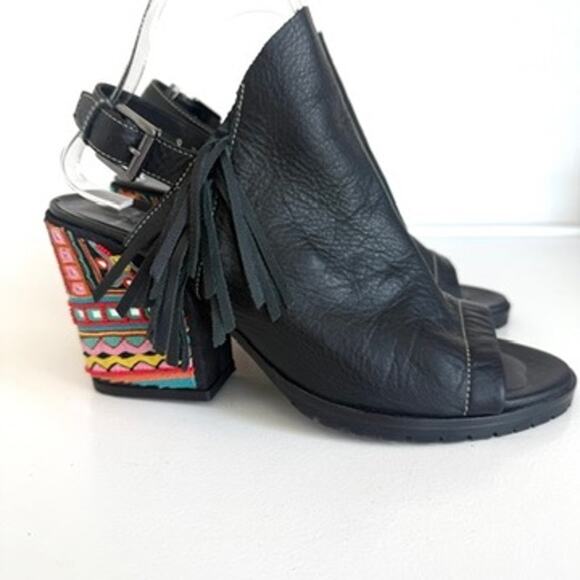 Donald J Pliner Shoes - Donald J Pliner O'Mara Fringe Leather Block Heel Sandals Embroidered 9B Boho